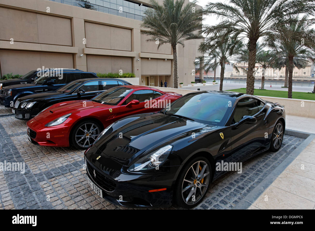 Ferraris geparkt vor dem Luxushotel Grosvenor House, Stadtteil Dubai Marina, Dubai, Vereinigte Arabische Emirate, Naher Osten Stockfoto