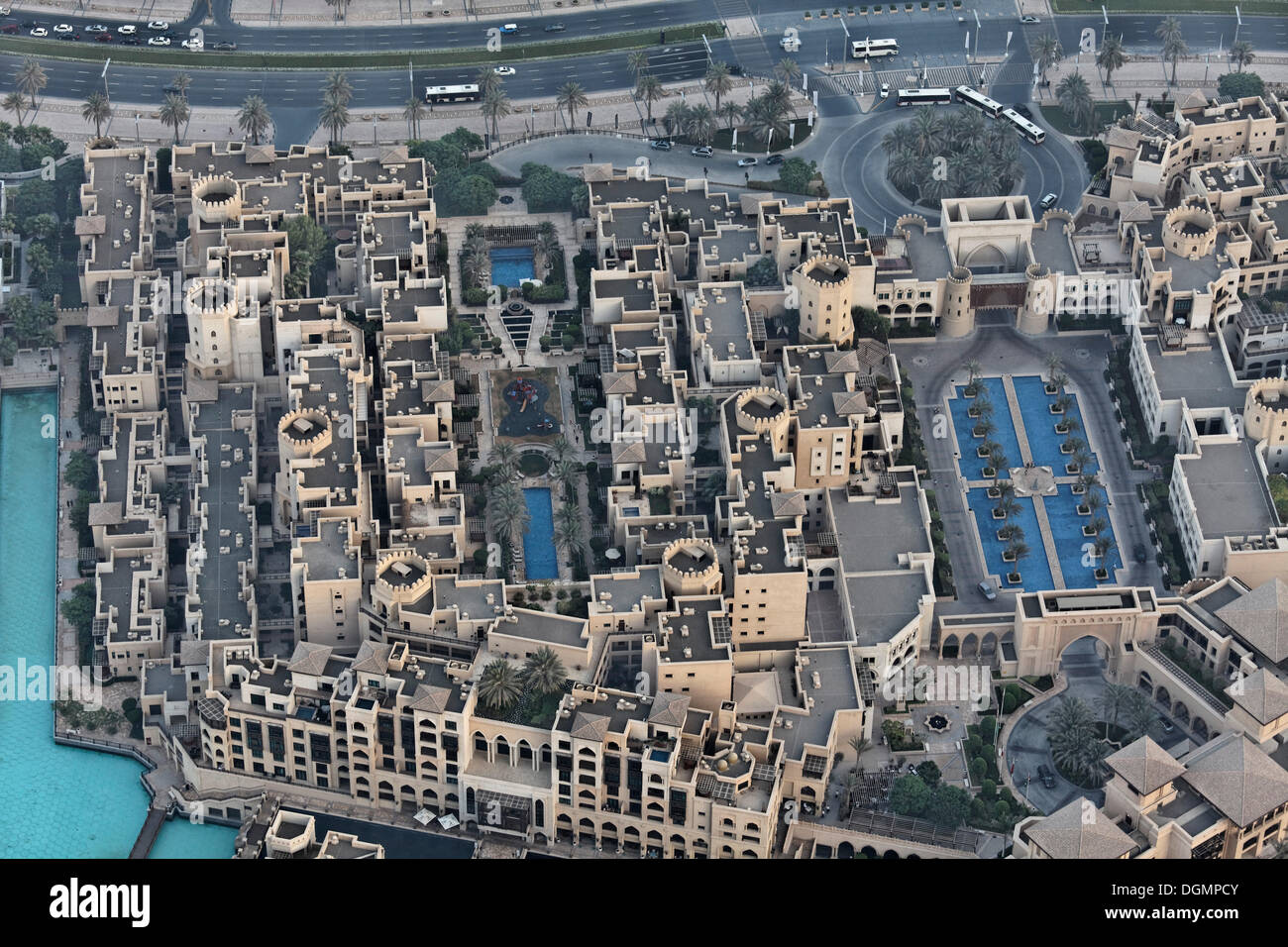 Blick vom Burj Khalifa auf Nachbarschaften, gebaut im traditionellen Stil, Downtown Dubai, The Old Town, Vereinigte Arabische Emirate Stockfoto