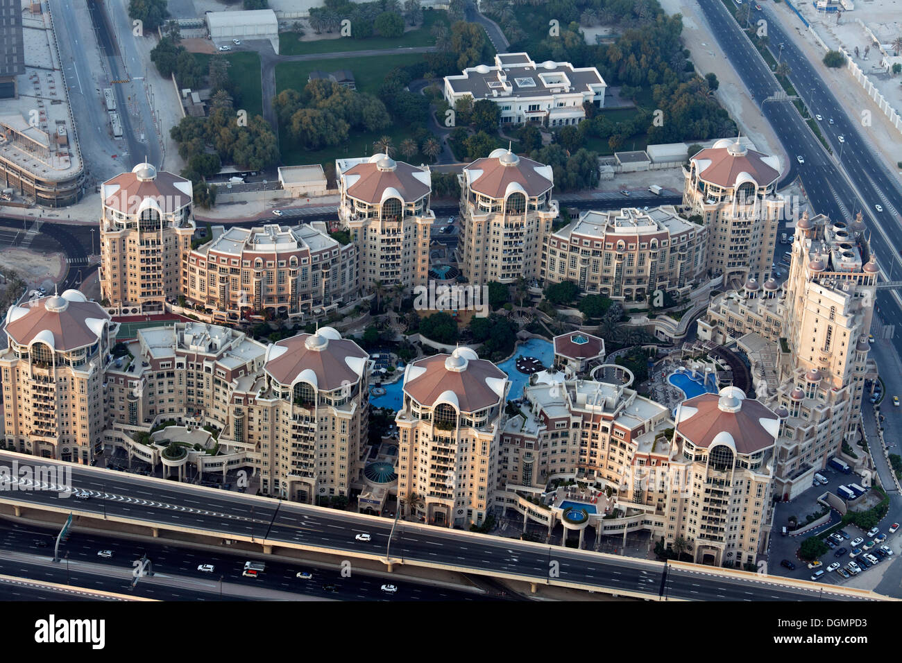 Blick vom Burj Khalifa in einer Wohnanlage mit Luxus-Appartements und Pool-Bereiche, Dubai, Vereinigte Arabische Emirate Stockfoto