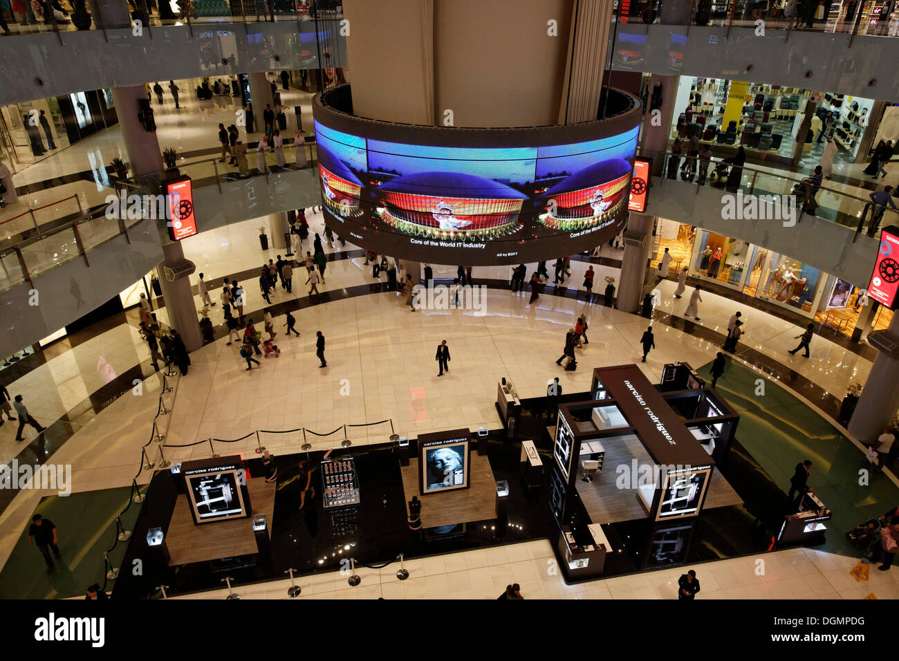 Fashion Catwalk Atrium, Einkaufszentrum Dubai Mall, Vereinigte Arabische Emirate, Naher Osten, Asien Stockfoto