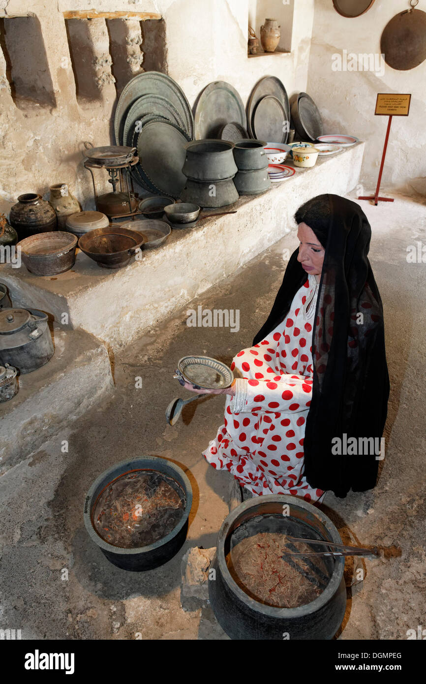 Arabische Frau, lebensgroße Figur in eine historische Küche, Heritage House Museum, Vereinigte Arabische Emirate, Naher Osten, Asien Stockfoto