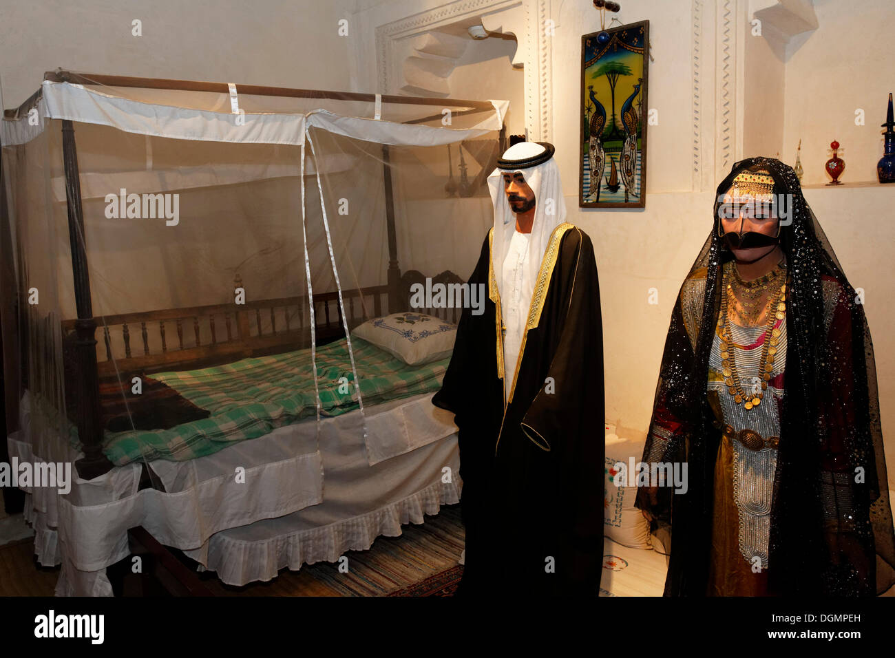 Arabische paar tragen traditionelle Kleidung, lebensgroßen Figuren, Heritage House Museum, Vereinigte Arabische Emirate, Naher Osten, Asien Stockfoto