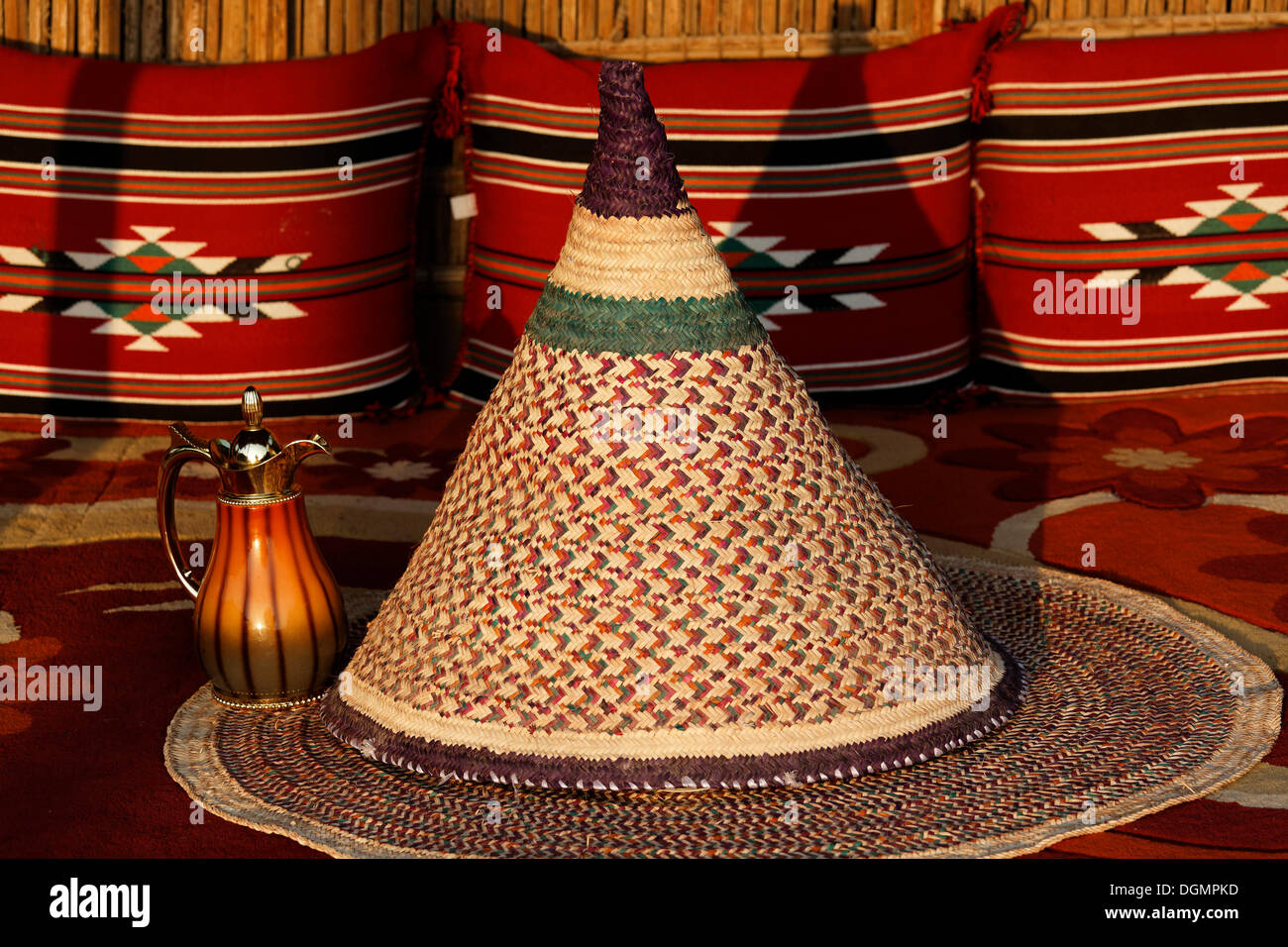 Geflochtene Kegel als Schutz für Lebensmittel, Beduinen-Hütte im Heritage Village, Dubai, Vereinigte Arabische Emirate, Naher Osten, Asien Stockfoto
