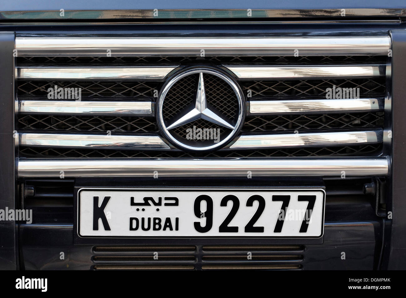 Mercedes mit einem Nummernschild von Dubai, Vereinigte Arabische Emirate, Naher Osten, Asien Stockfoto