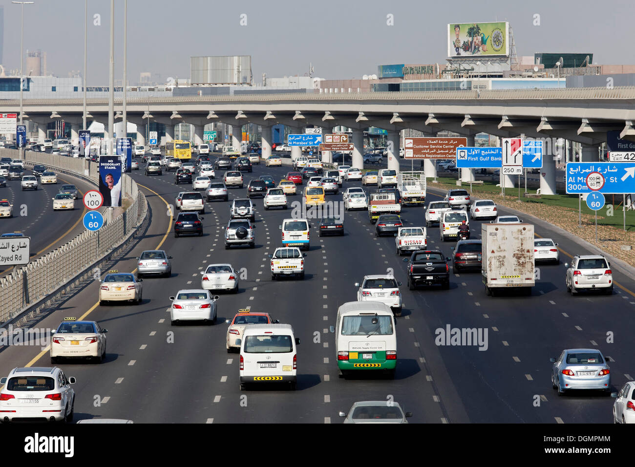 6-spurige Verkehr auf der Sheikh Zayed Road, Vereinigte Arabische Emirate, Naher Osten, Asien Stockfoto