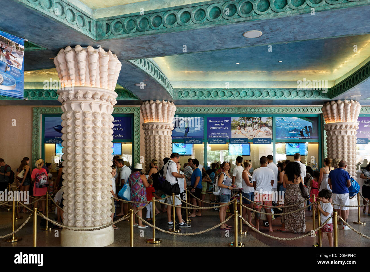 Monumentalen Portikus-Eingang mit einer Warteschlange zum Aquaventure Freizeitpark, Hotel Atlantis, The Palm Jumeirah, Dubai Stockfoto