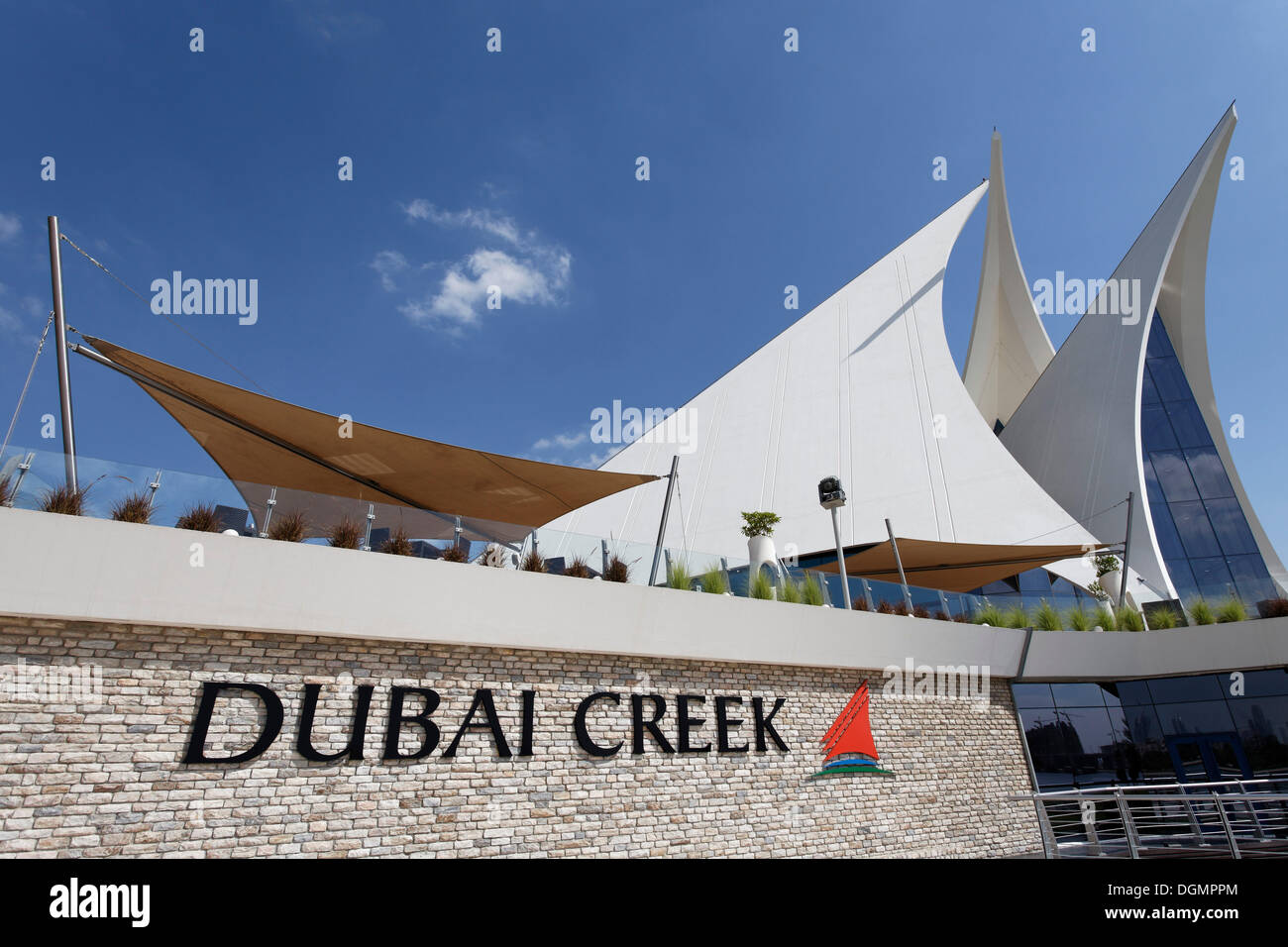 Weißes Gebäude in Form von Segel, Dubai Creek Golf Club, Dubai, Vereinigte Arabische Emirate, Naher Osten, Asien Stockfoto