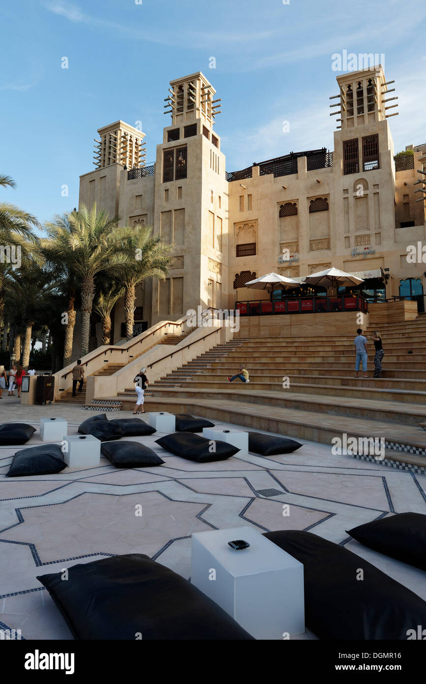 Treppe und Gebäude mit Wind Türme, Madinat Jumeirah, künstlichen Stadt im Stil des alten Arabien, Dubai Stockfoto