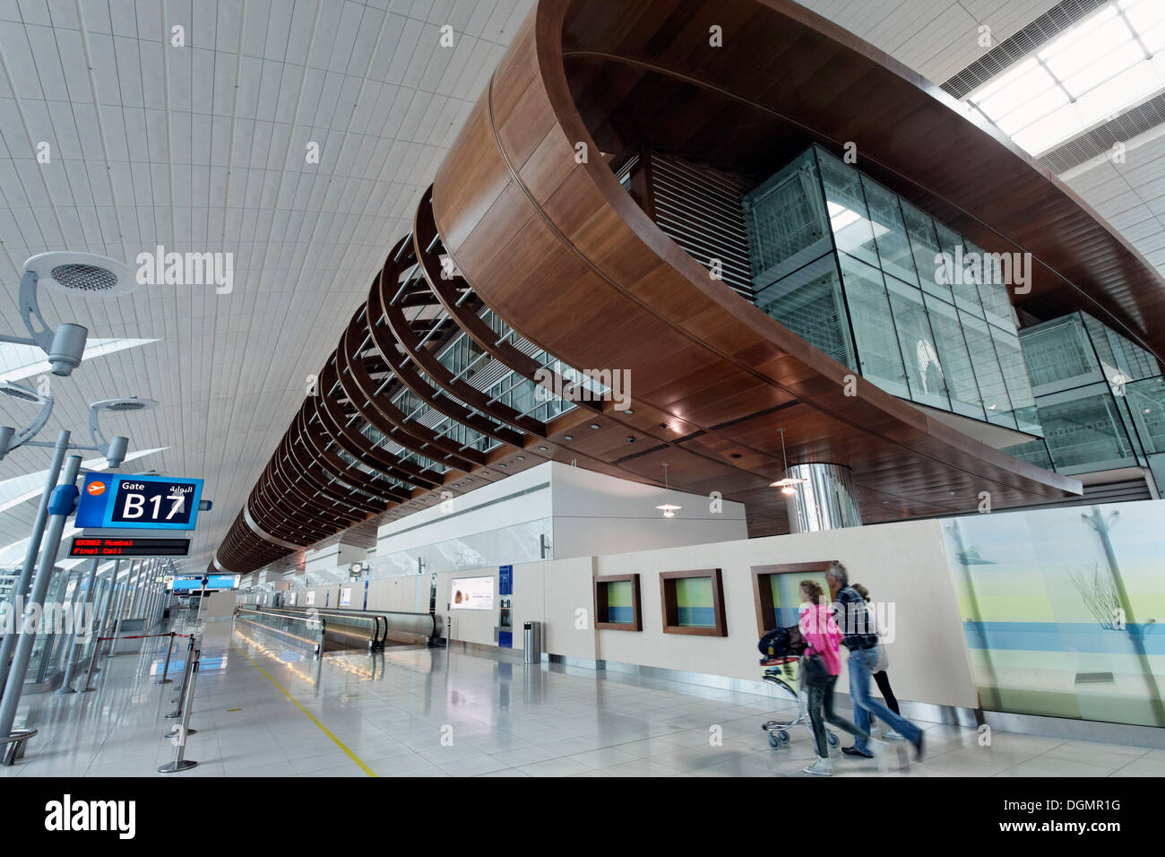 Dubai International Airport, Familie auf dem Weg zum Tor, Vereinigte Arabische Emirate, Naher Osten, Asien Stockfoto