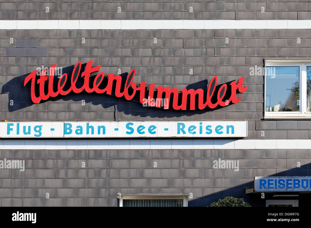 Weltenbummler, Deutsch für Globetrotter, altmodische Schriftzug auf einem Reisebüro, Duisburg-Bruckhausen, Ruhrgebiet Stockfoto
