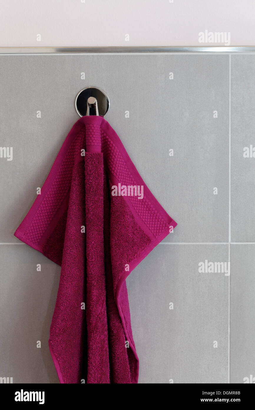 Berry-farbigen Handtuch aufhängen an einem Haken, Fliesenwand, Bad Stockfoto
