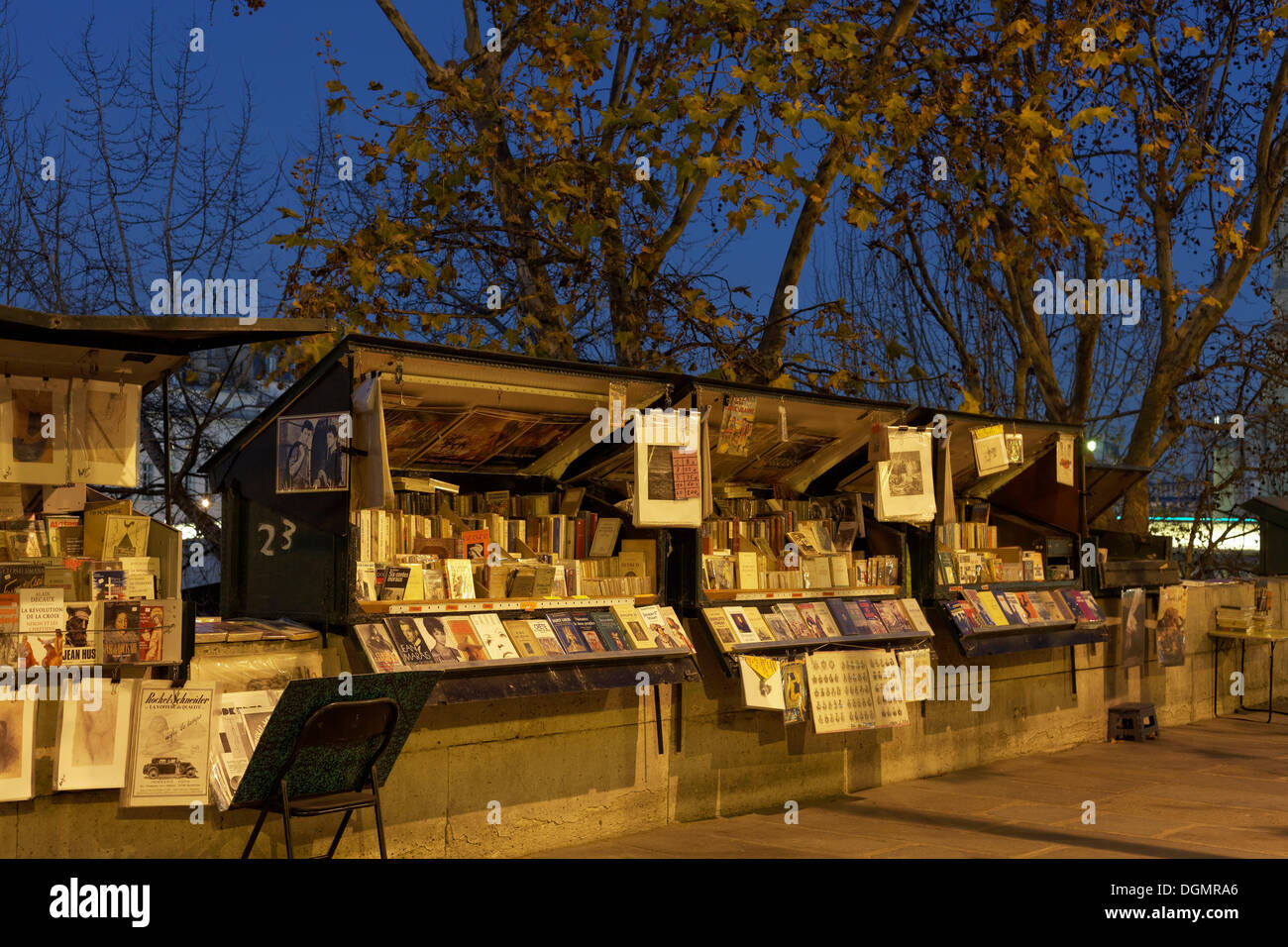 Buchen Sie Stände an den Ufern der Seine, Buchhändler, Quai de la Tournelle, Abendstimmung, 5. Arrondissement, Paris, Ile-de-France Stockfoto