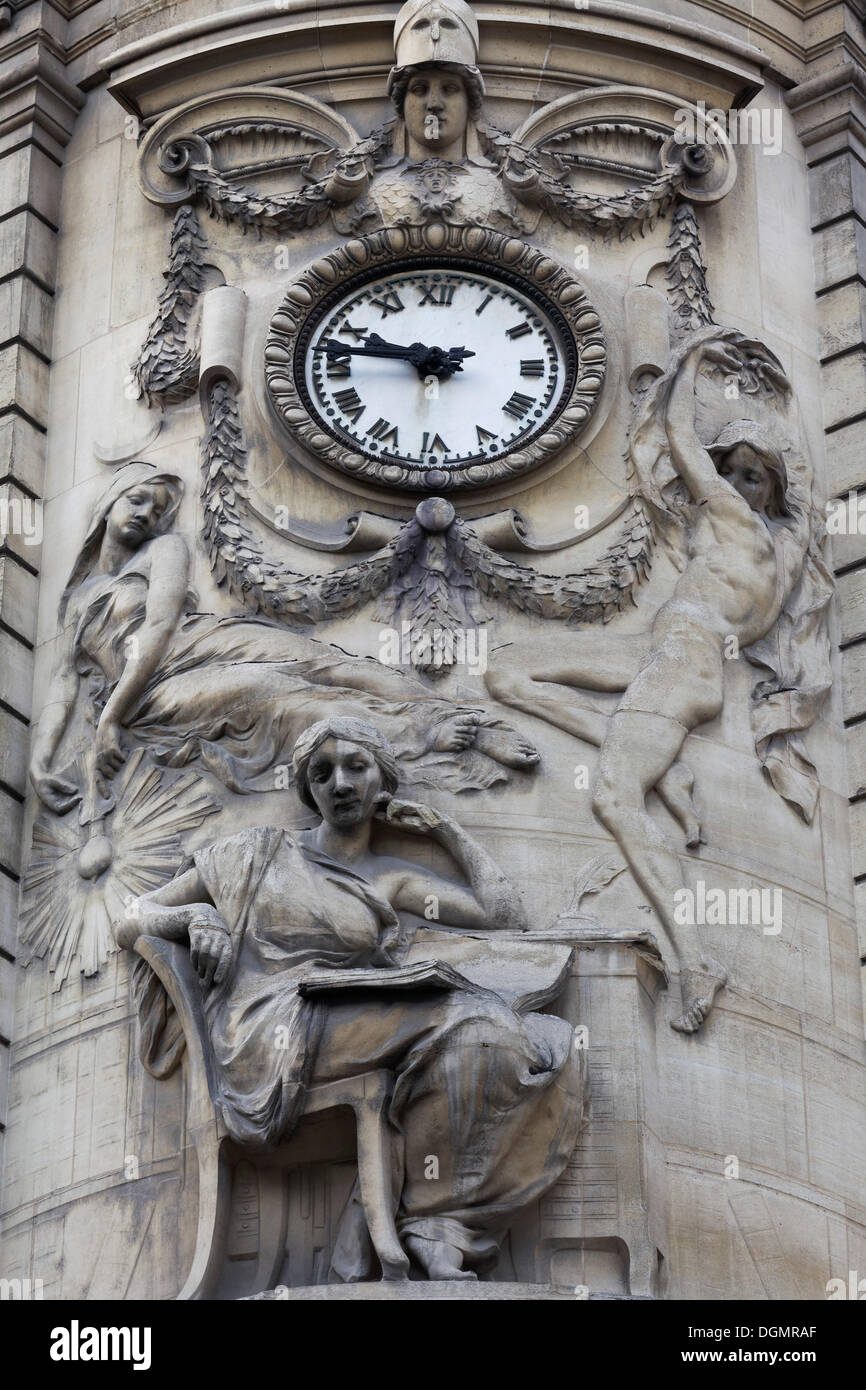 Dekorative Fassade mit einer Uhr und Figuren, Bibliothèque Nationale de France, nationale Bibliothek von Frankreich, 2. Arrondissement Stockfoto