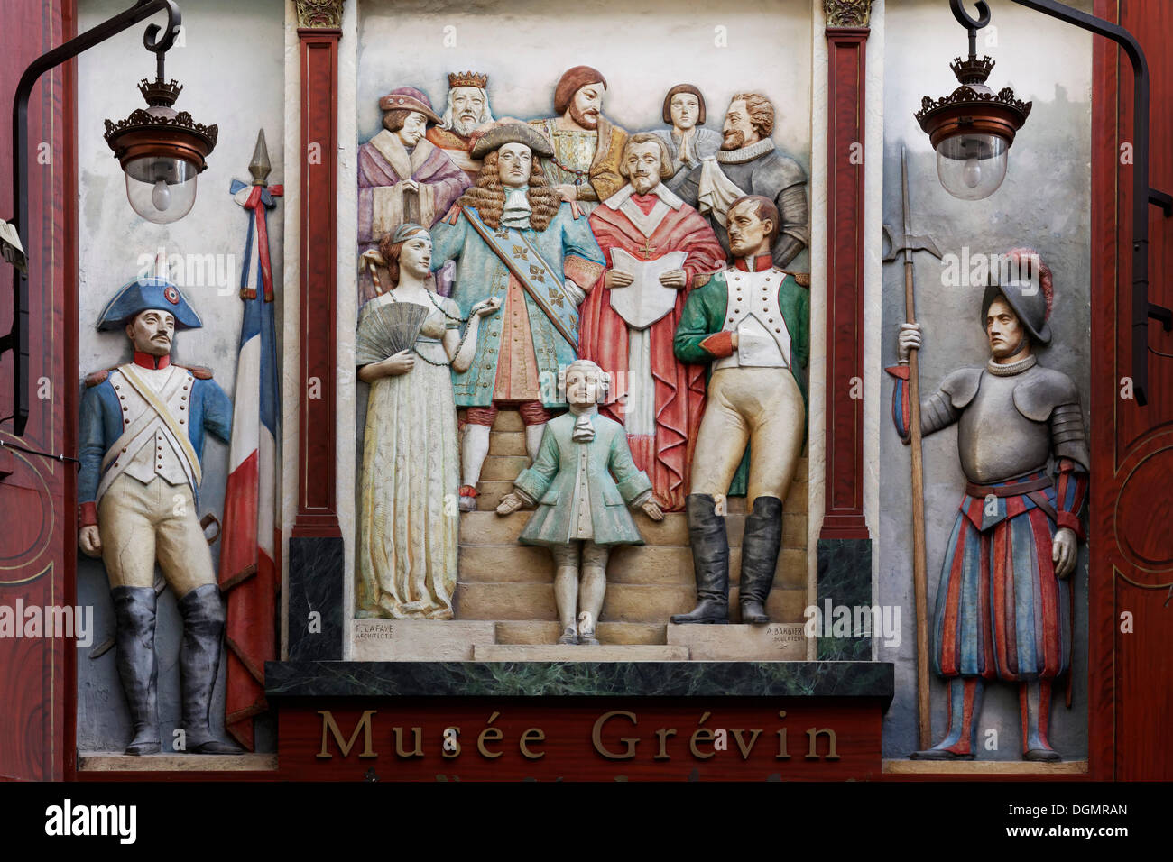 Relief mit historischen Persönlichkeiten, Eingang Musée Grevin Wachsfigur Museum, Passage Jouffroy, 9. Arrondissement, Paris Stockfoto