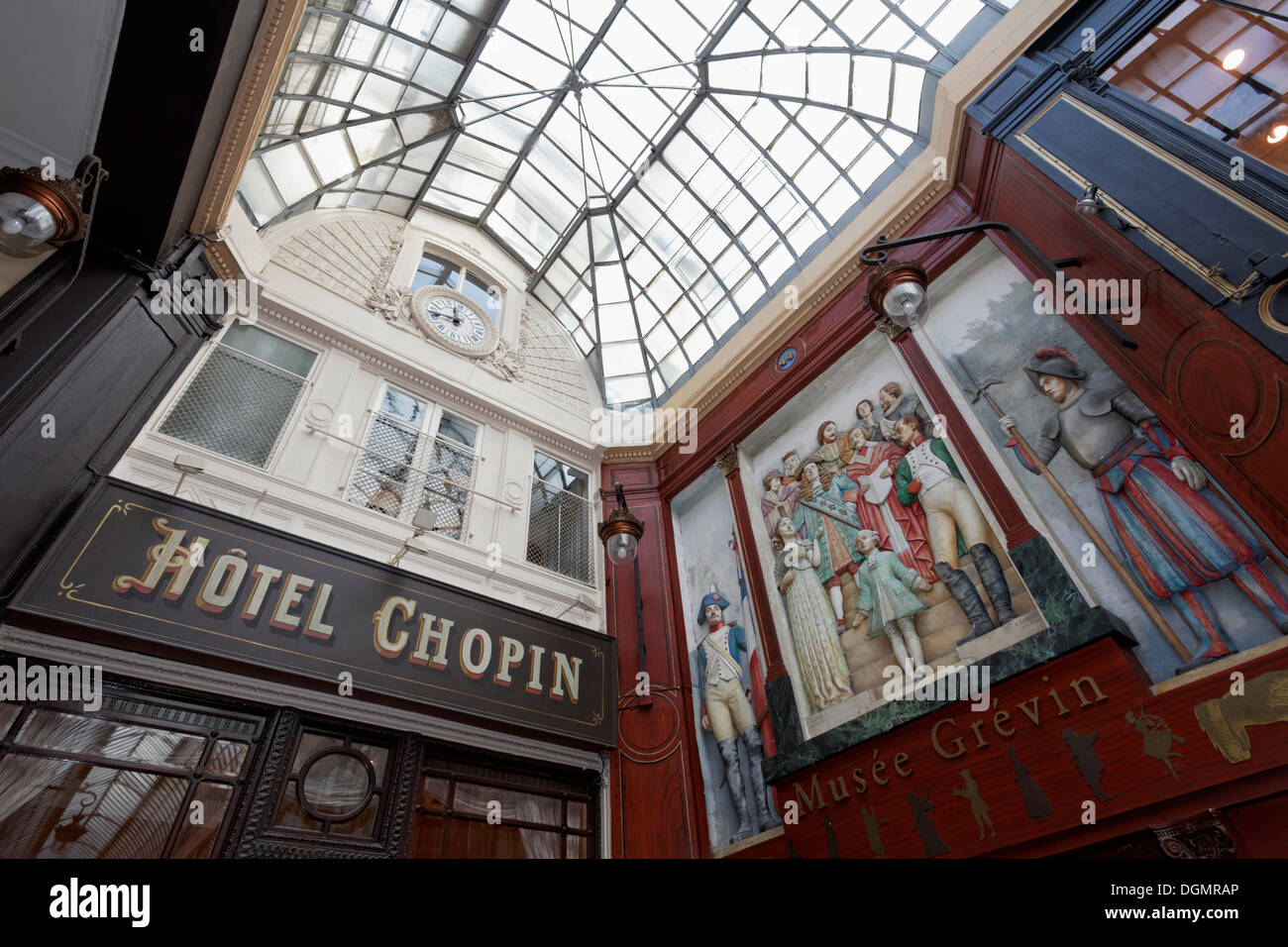 Hotel Chopin, 1846, und das Musee Grevin Wandgemälde, historische Einkaufspassage, Passage Jouffroy, Grands Boulevards Stockfoto