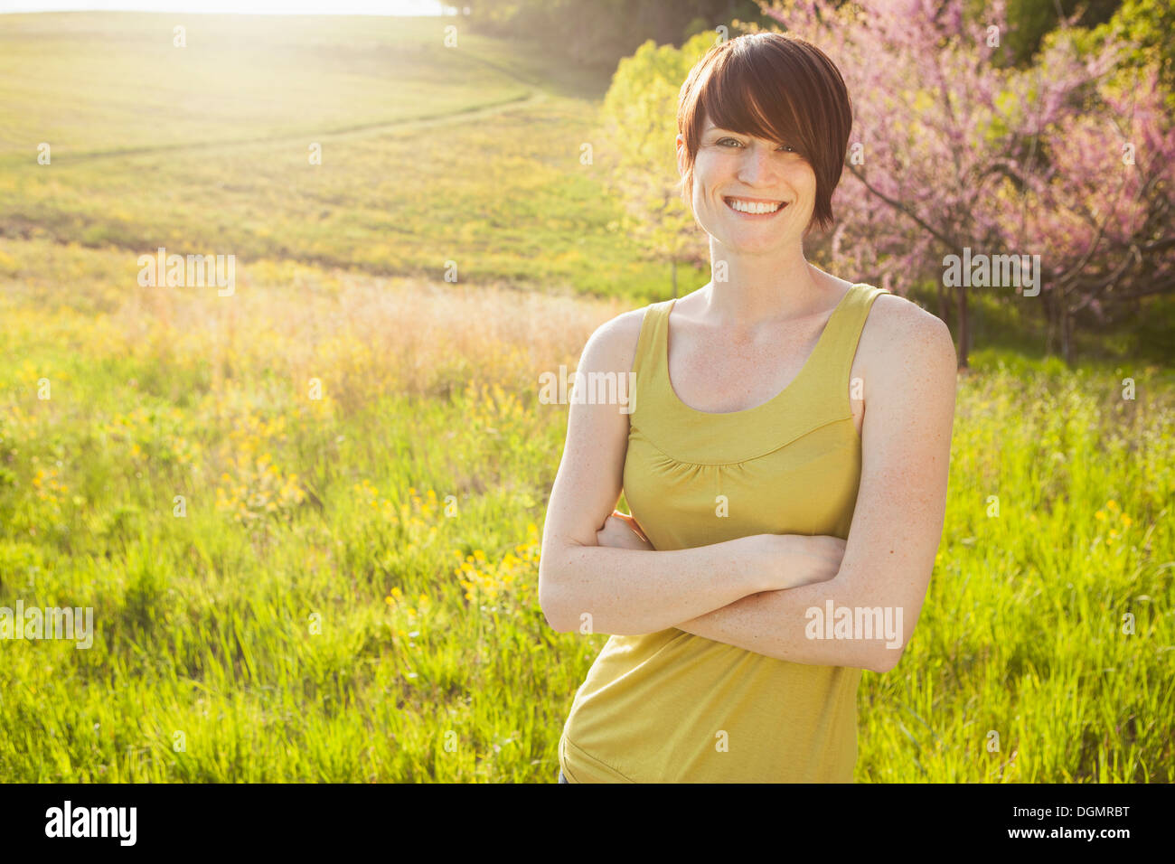 Junge Frau in Wiese im Frühjahr. Stockfoto
