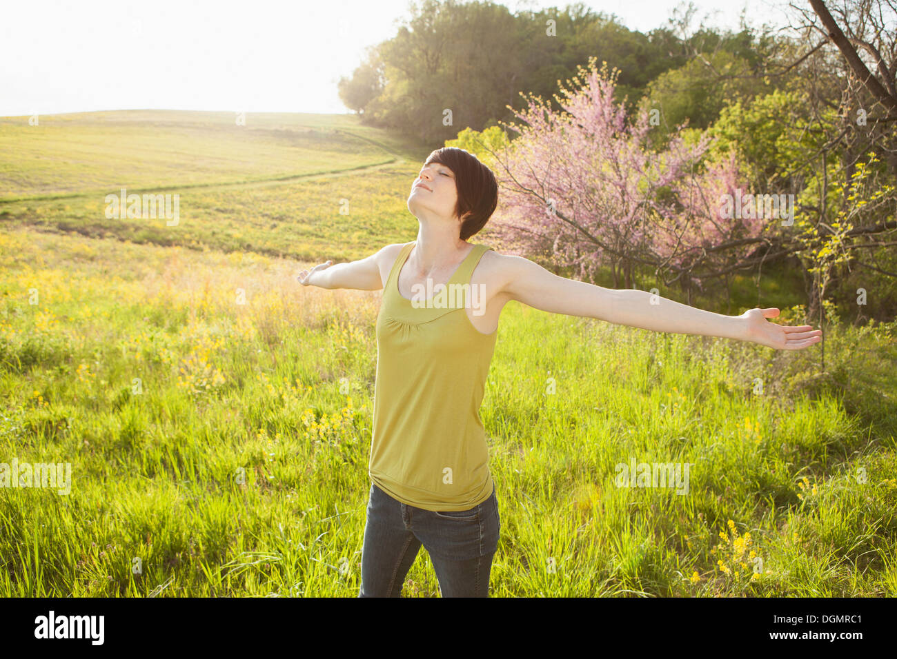 Junge Frau in Wiese im Frühjahr. Stockfoto