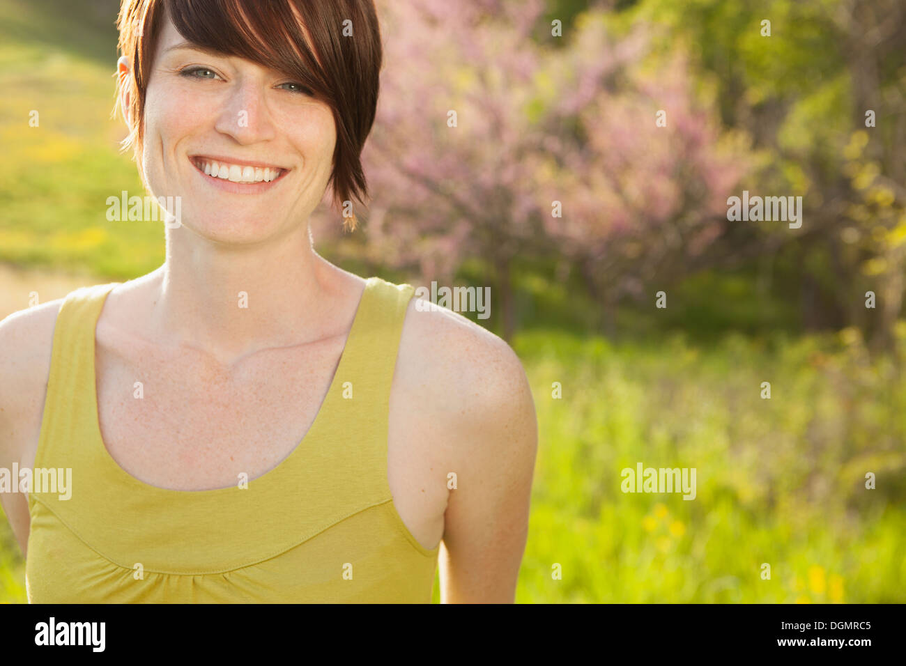 Junge Frau in Wiese im Frühjahr. Stockfoto