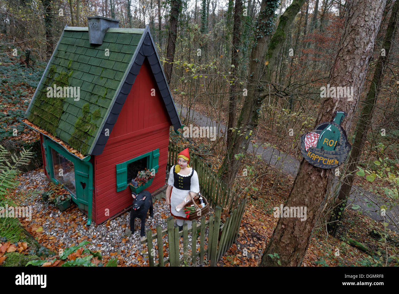 Rotkäppchen und der böse Wolf vor einer Hütte im Wald, Figuren aus Grimms Märchen Stockfoto