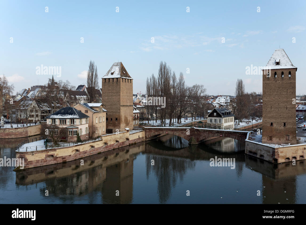 Ponts Couverts oder gedeckten Brücken über dem Fluss Ill und Türme der Stadt Wand im Winter, Petite-France, Straßburg Stockfoto