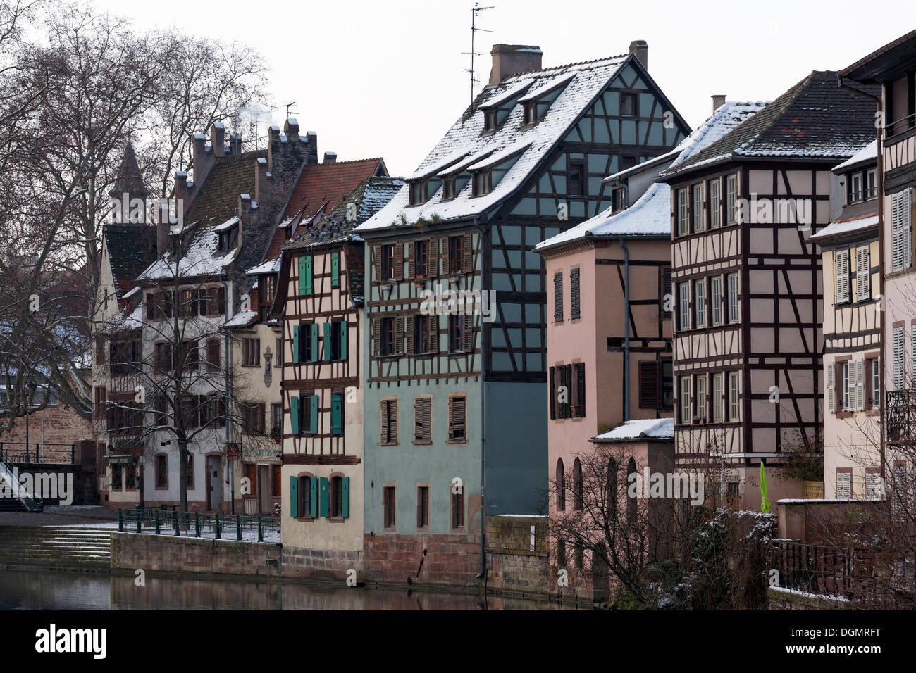 Fachwerkhäusern entlang der Ill im Winter, Petite-France, Straßburg, Département Bas-Rhin, Elsass, Frankreich Stockfoto