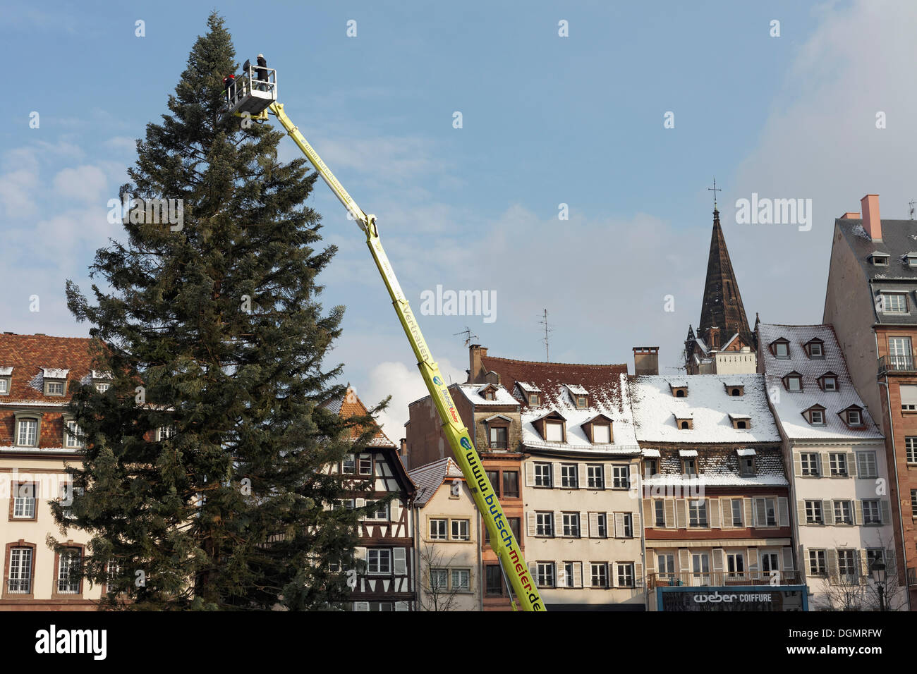 Riesigen Weihnachtsbaum vor alten Bürgerhäusern mit einer Hebebühne an der Spitze, Place Kléber Straßburg Stockfoto