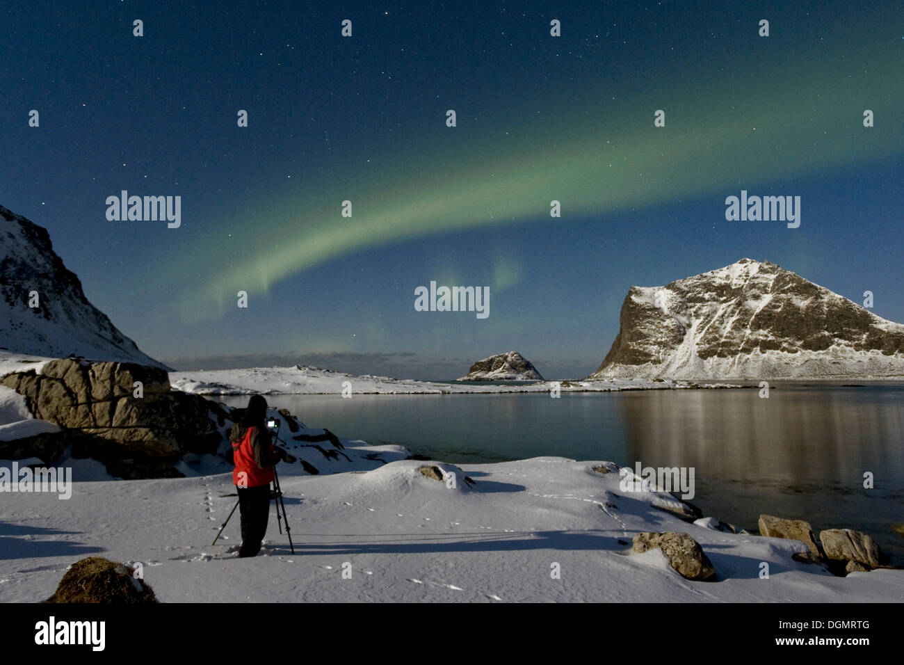 Fotografen, die Bilder von Polar Lights (Aurora Borealis), in der Vikbukta Bucht, Vestvagoya, Lofoten, Norwegen, Europa Stockfoto