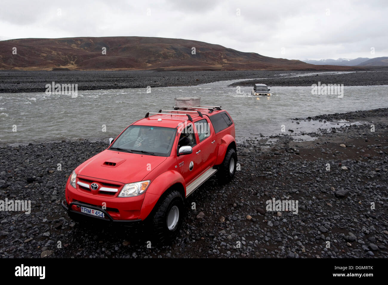 Super Jeeps, überqueren den Fluss Markarfljót, Þorsmoerk, Thorsmoerk Bergrücken, Island, Europa Stockfoto