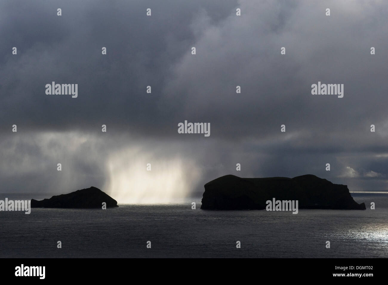 Sonnendurchflutetes Regen zwischen zwei Westmännerinseln oder Vestmannaeyjar, South Island, Europa Stockfoto