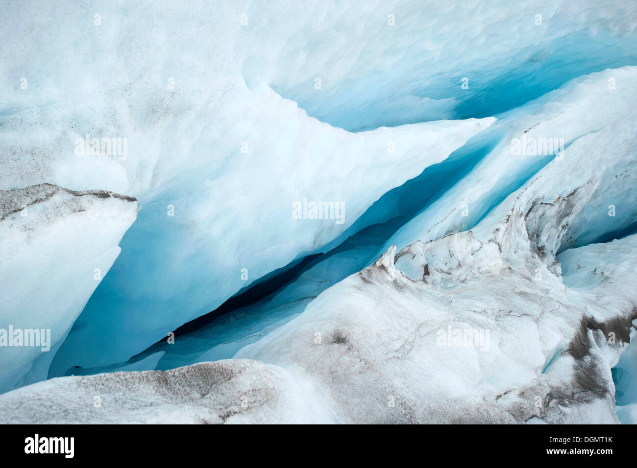 Blaues Eis in eine Gletscherspalte der Nordenskioeldbreen Gletscher, Spitzbergen, Svalbard, Norwegen, Skandinavien, Europa Stockfoto