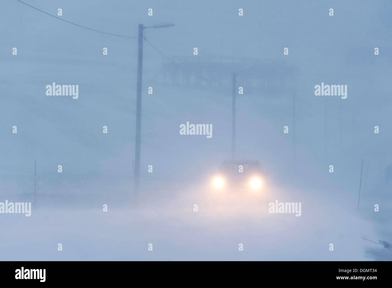 Auto fahren langsam durch einen Schneesturm, Longyearbyen, Spitzbergen, Svalbard, Norwegen, Europa Stockfoto