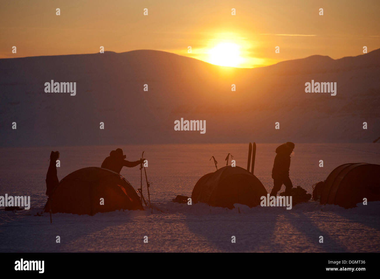 Winterliche Zelt-Camp in der Sonne, Von Postbreen, Spitzbergen, Svalbard, Norwegen, Europa Stockfoto