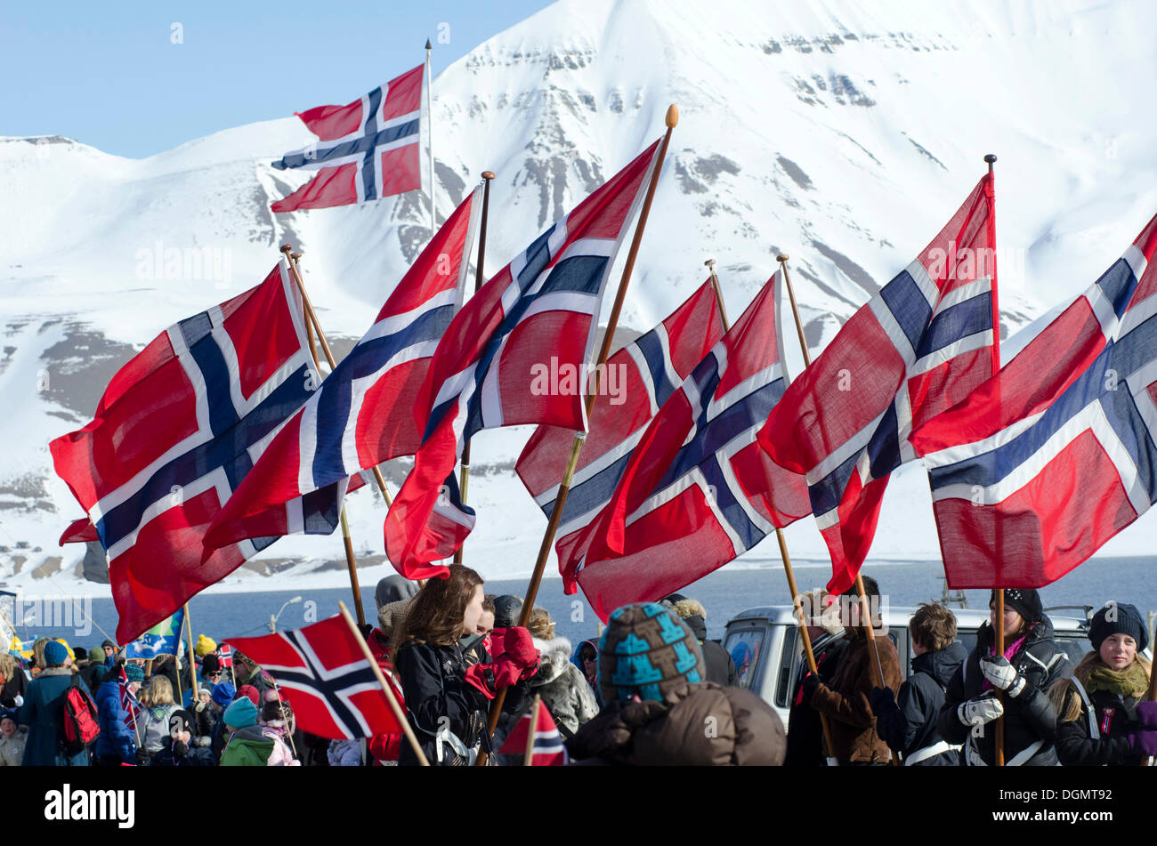 Norwegische Flaggen am norwegischen Nationalfeiertag, 17. Mai, durchgeführt durch Longyearbyen, Spitzbergen, Svalbard, Norwegen Stockfoto