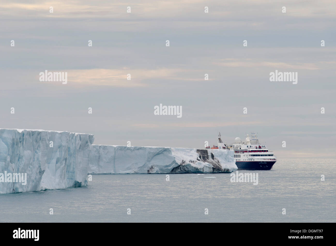 Expedition Kreuzfahrtschiff, Silver Explorer von Silversea Expeditionen entlang der Vorderseite des Bråsvellbreen Gletschers Stockfoto