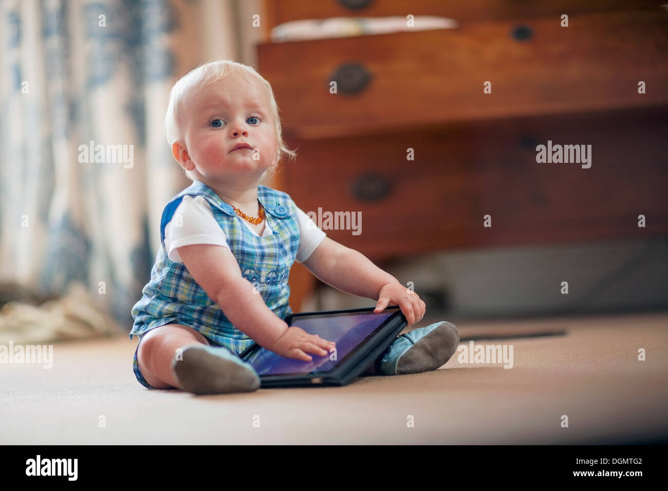 Baby Boy (12-17 Monate) spielen mit digital-Tablette Stockfoto