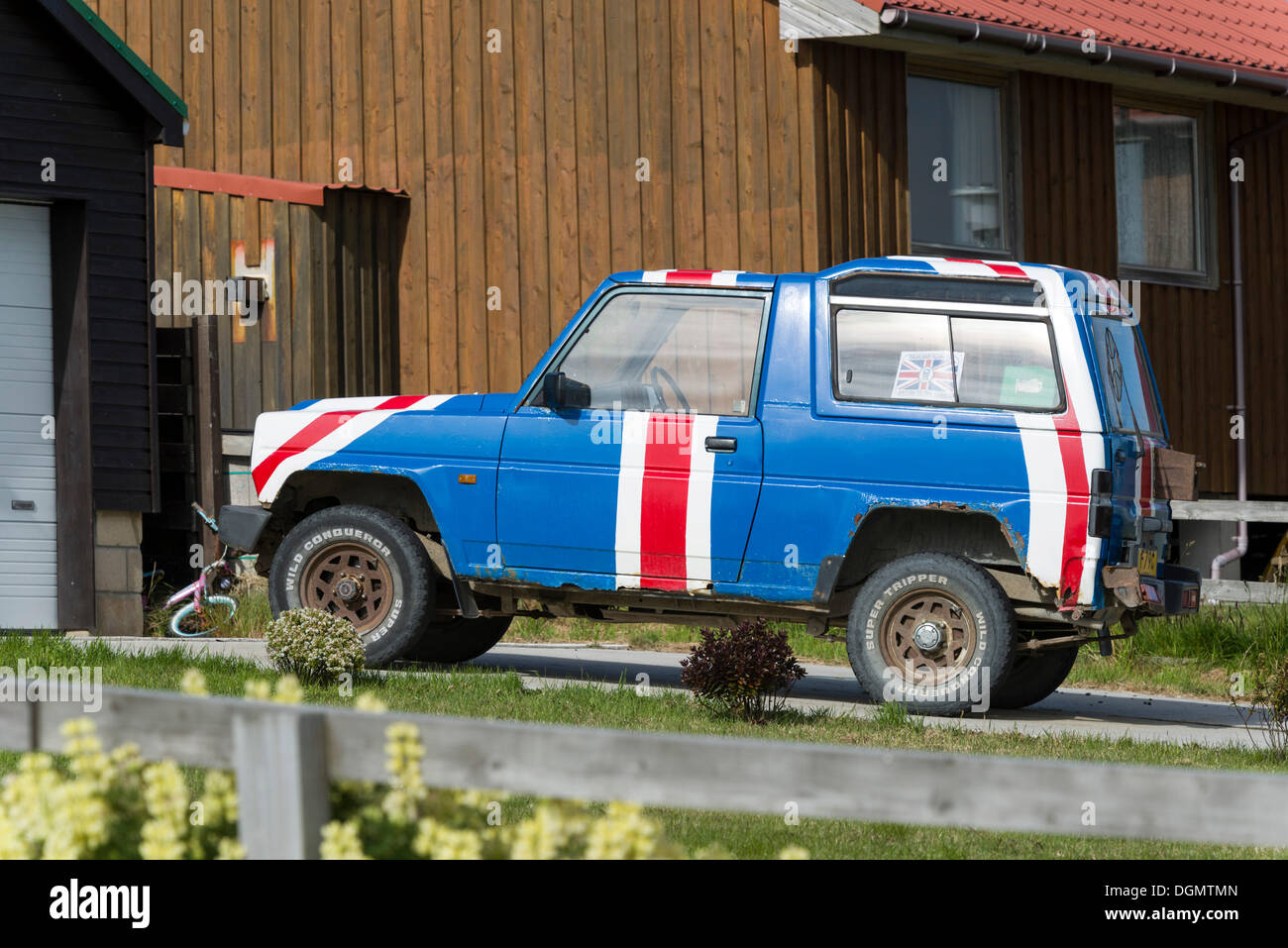 Auto lackiert mit Anschluß-Markierungsfahne oder Union Jack, parkte vor Wohnhäusern als Zeichen der Zugehörigkeit zum Vereinigten Königreich Stockfoto