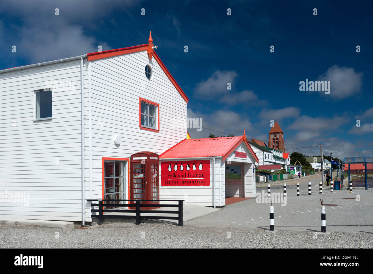 Tourist-Information, Falkland-Inseln Besucherinformationen, Christ Church Cathedral und Promenade von Stanley am Rücken, Stanley Stockfoto