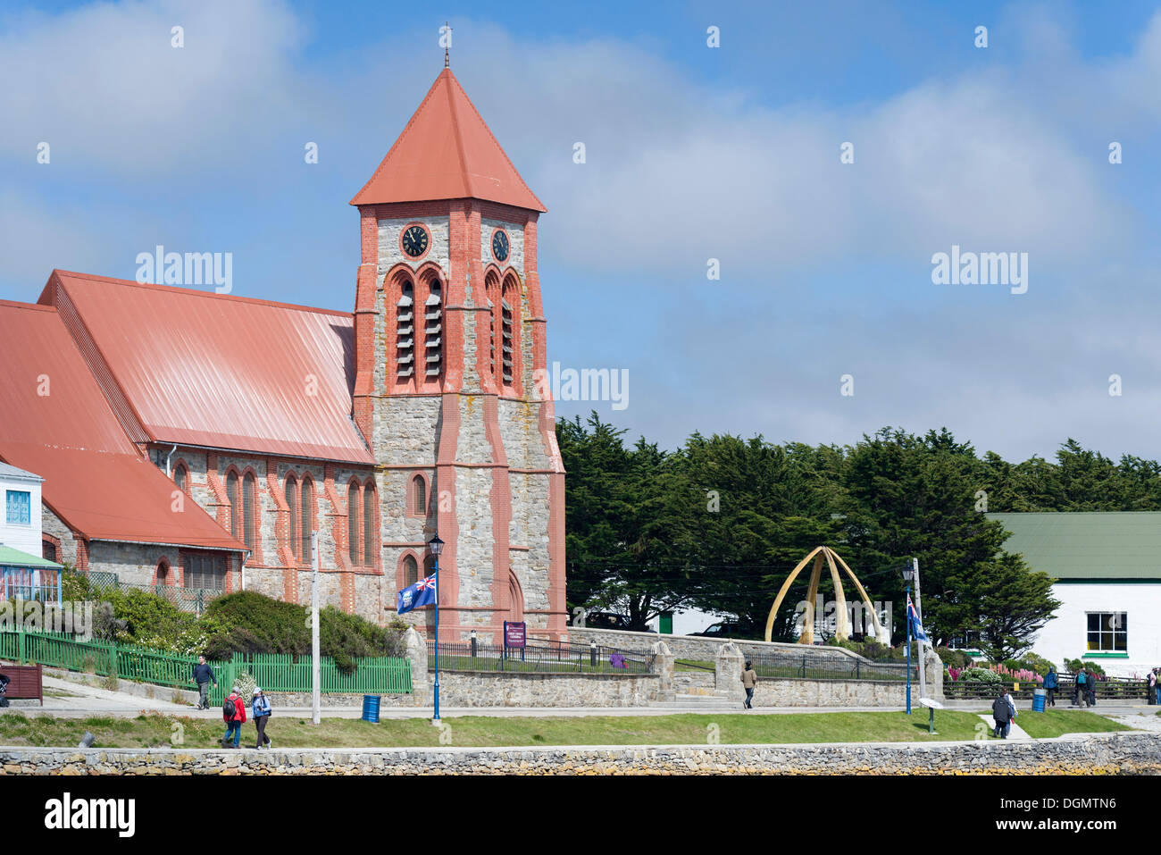 Christ Church Cathedral und Walknochen Bogen, Stanley promenade, Stanley, Ostfalkland, Falkland-Inseln Stockfoto