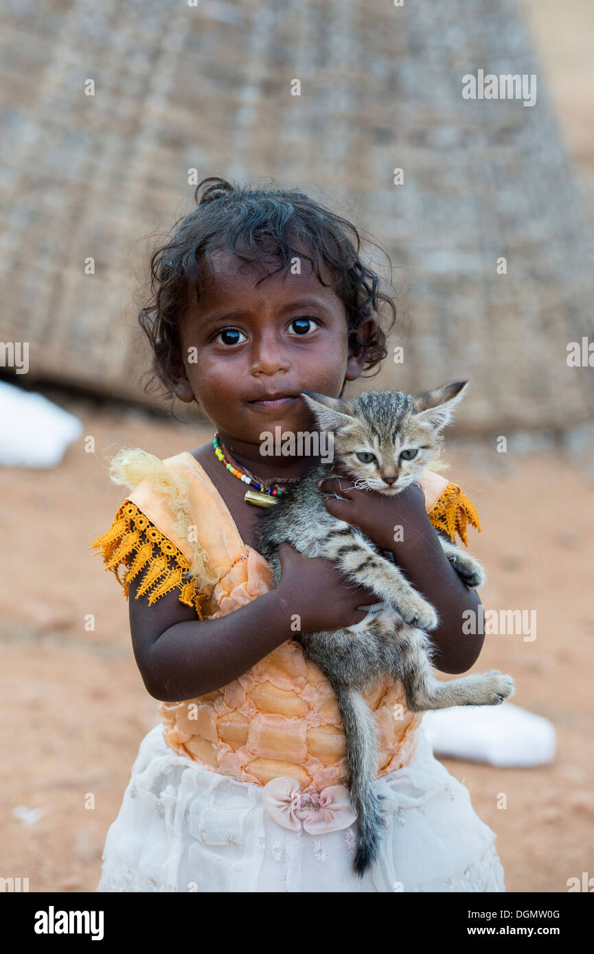 Niedrigere Kaste Baby Inderin hielt eine Kätzchen. Andhra Pradesh, Indien Stockfoto