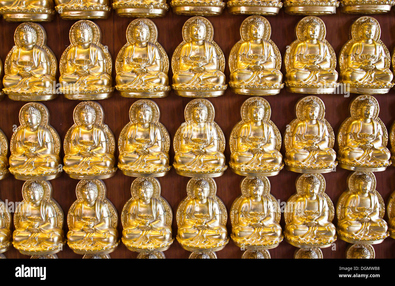 Viele kleine Buddha-Statue an der Wand im chinesischen Tempel, Thailand Stockfoto