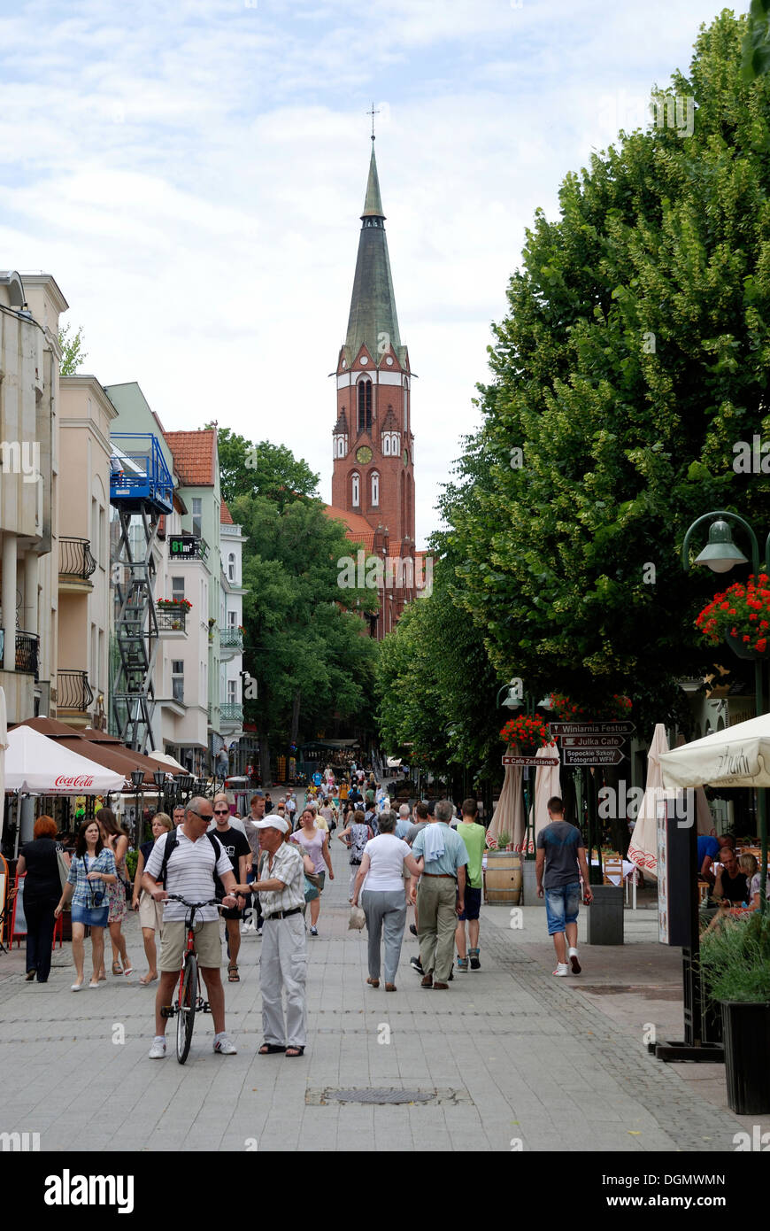 Boulevard Monte Cassino von Sopot und die Sankt-Georgs Kirche. Stockfoto