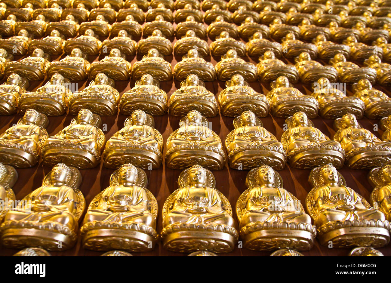 Viele kleine Buddha-Statue an der Wand im chinesischen Tempel, Thailand Stockfoto