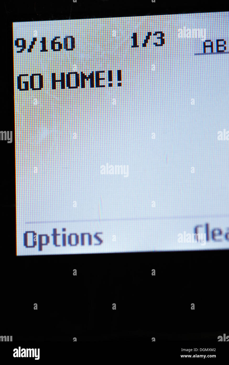 Handy zeigt den Text Nachricht "GO HOME". Stockfoto