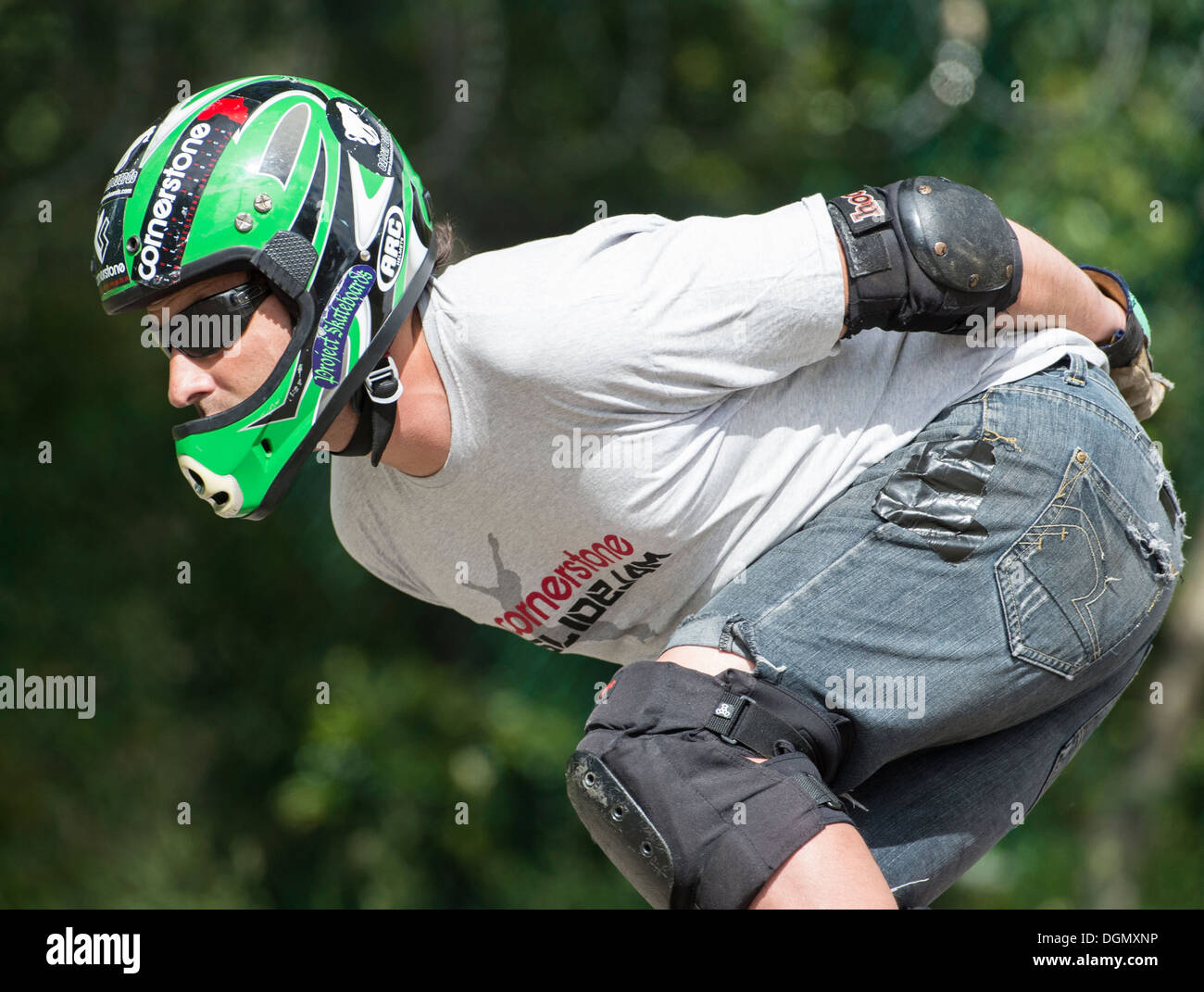 Mann Training Downhill Longboard Skateboard, Nahaufnahme Stockfoto