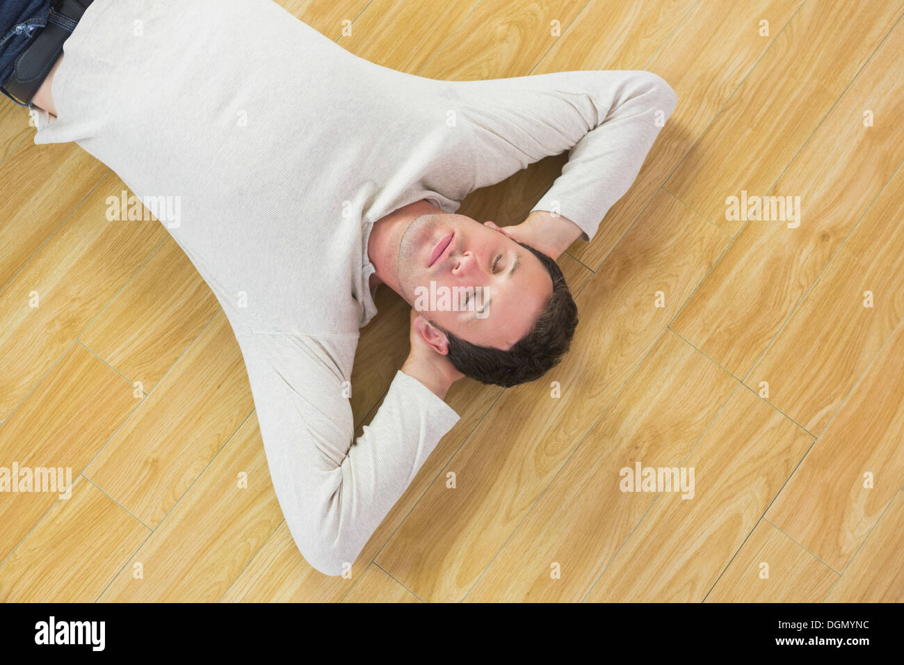 Legerer ruhig Mann am Boden liegend, mit geschlossenen Augen Stockfoto