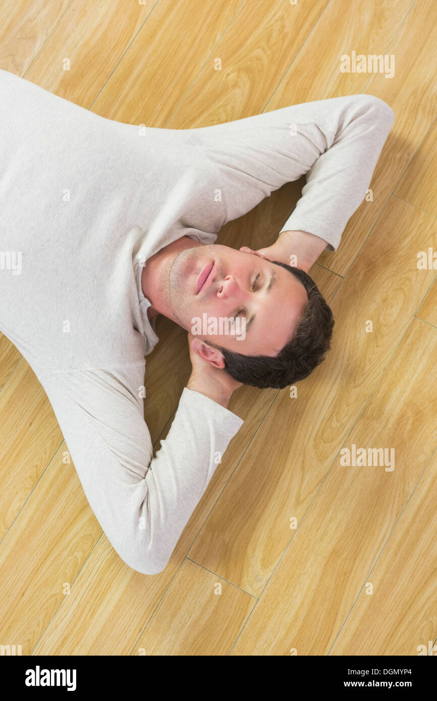 Legerer friedlichen Mann am Boden liegend, mit geschlossenen Augen Stockfoto