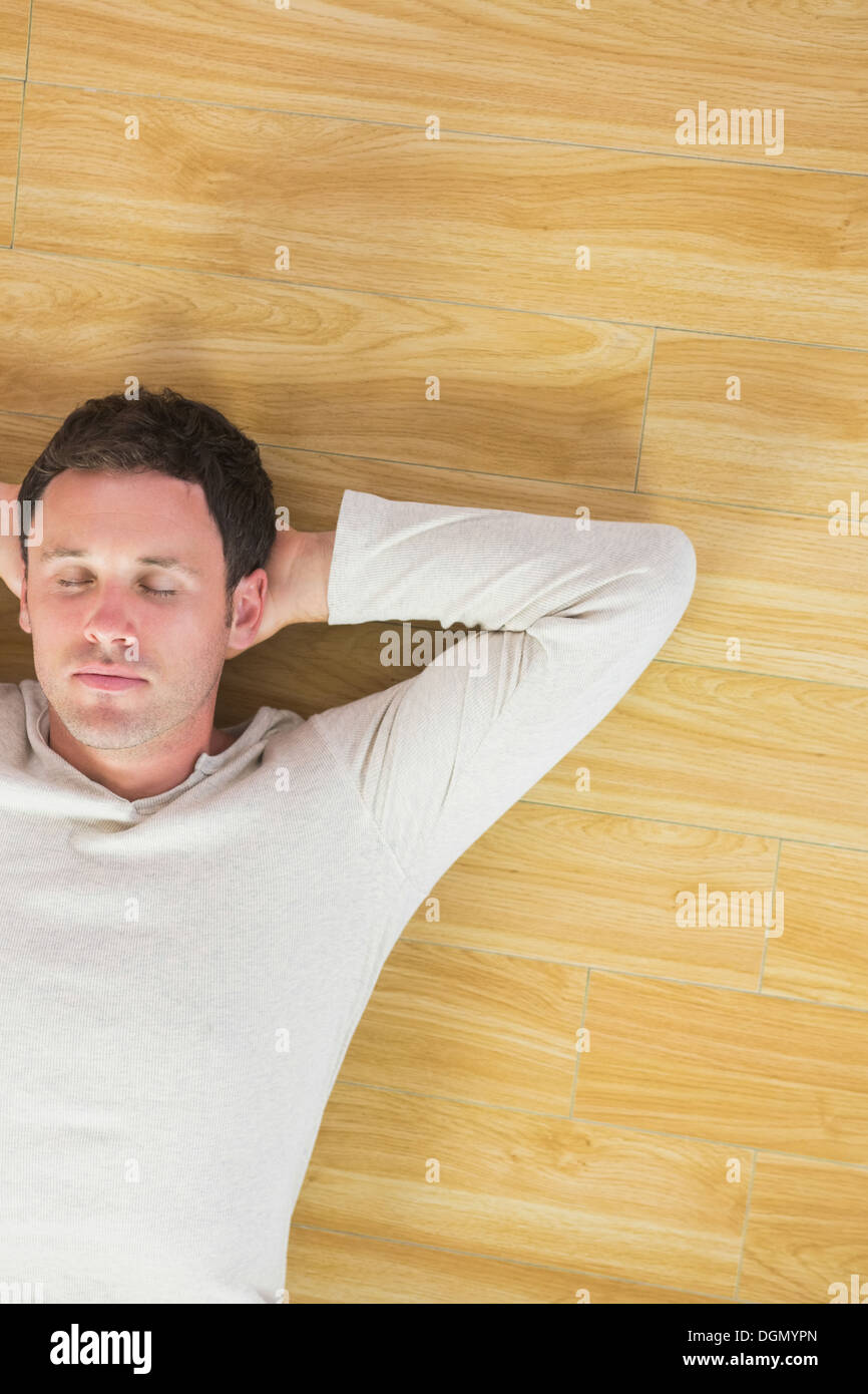 Lässige gut aussehender Mann am Boden liegend, mit geschlossenen Augen Stockfoto
