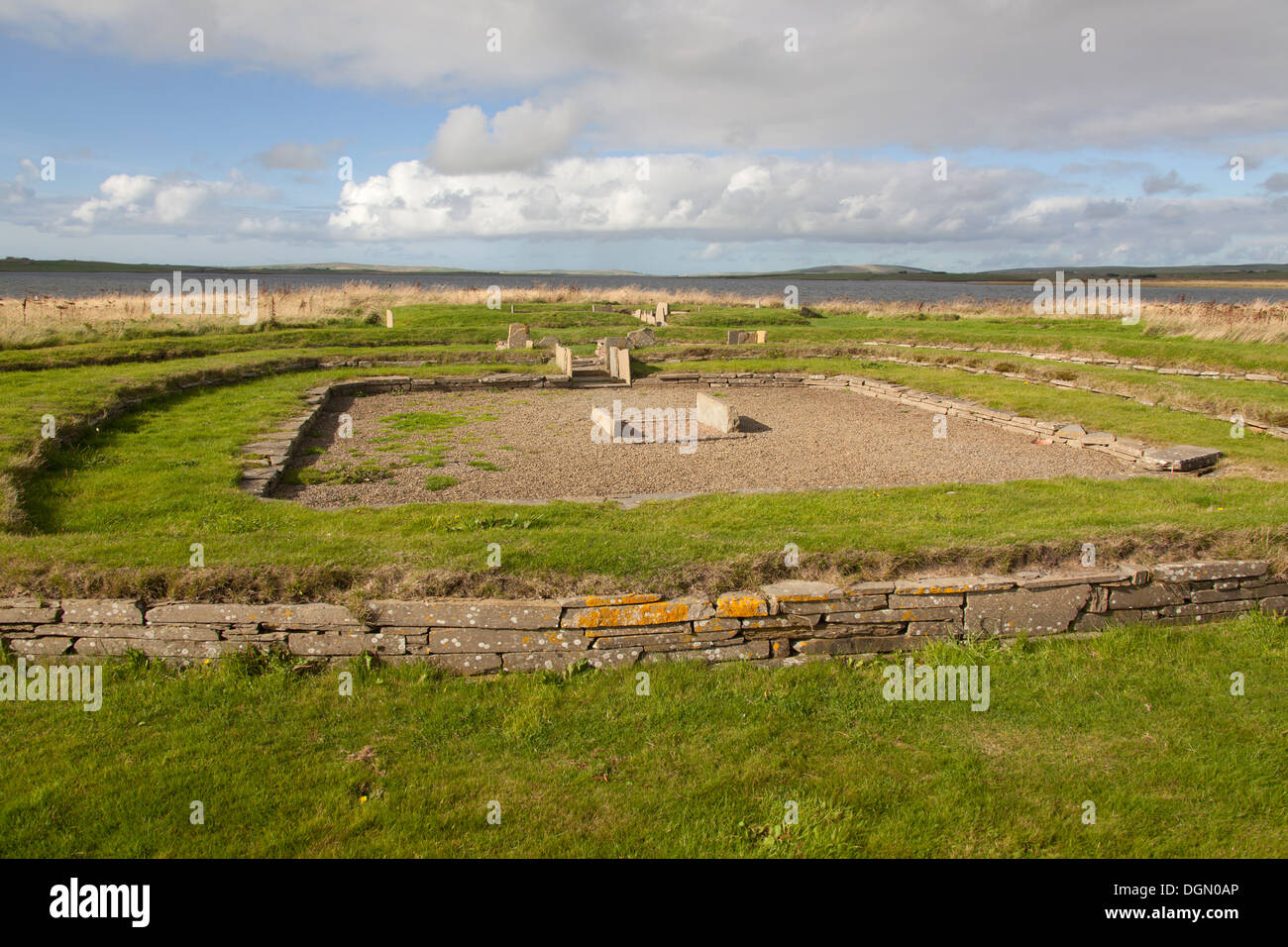 Inseln von Orkney, Schottland. Malerische Aussicht auf acht Struktur bleibt von der Siedlung aus der Jungsteinzeit Barnhouse am Antaness. Stockfoto