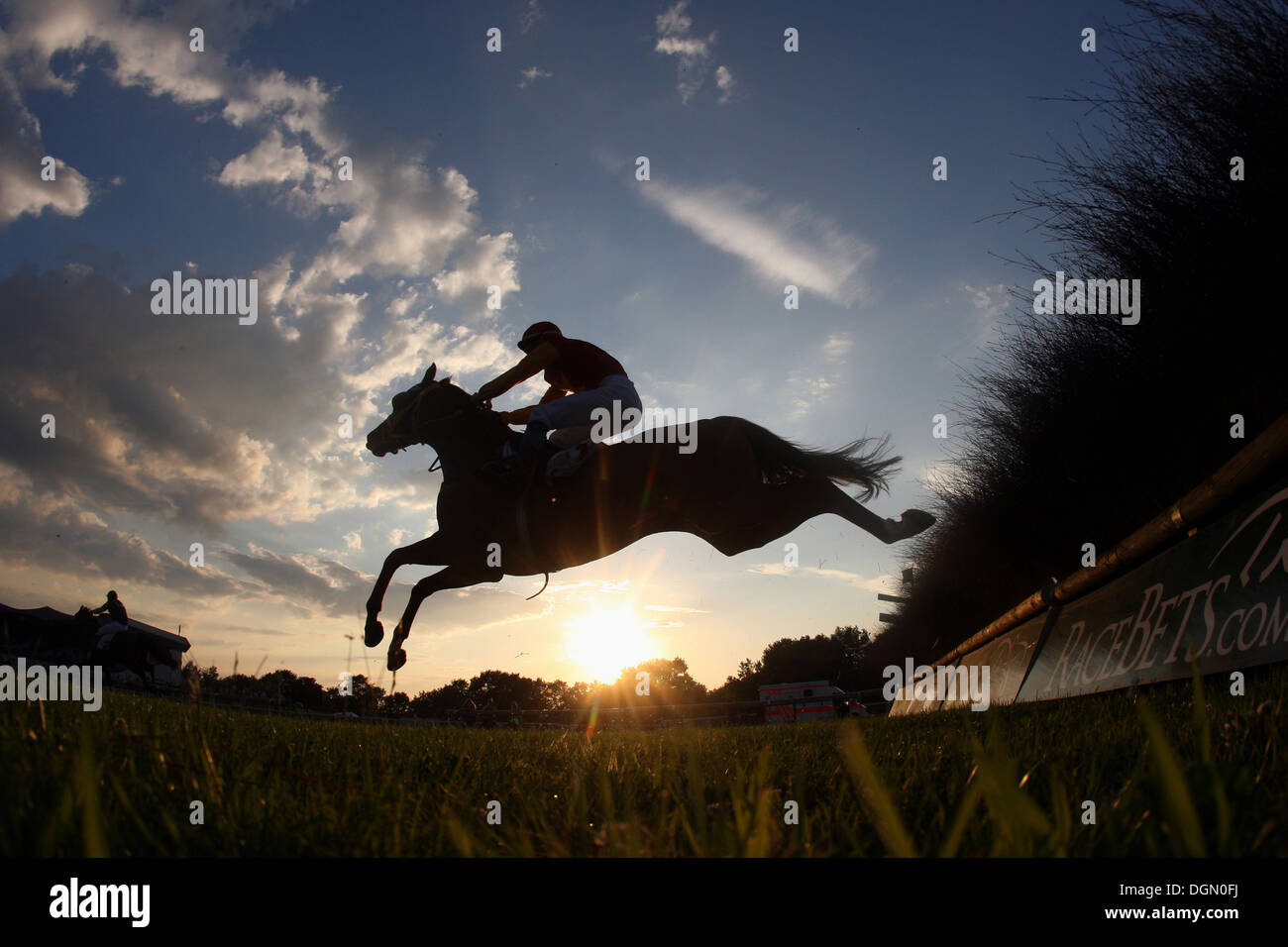 Hannover, Deutschland, Silhouette, Pferd und Jockey Sprung über eine Hürde Stockfoto