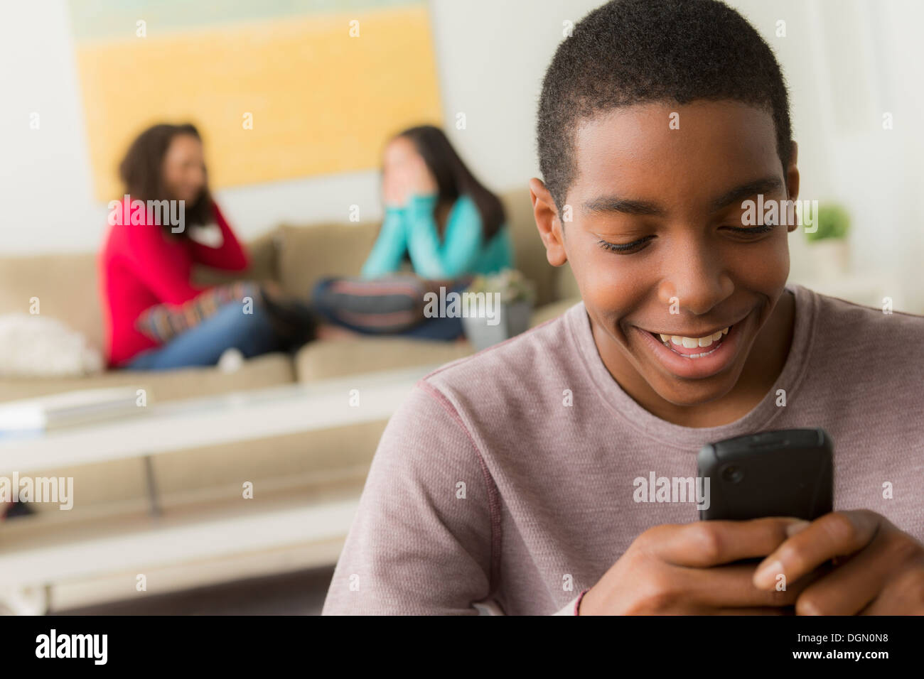 Porträt von Teenager (14-15) mit smartphone Stockfoto